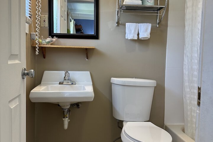 Room 17 of 28
