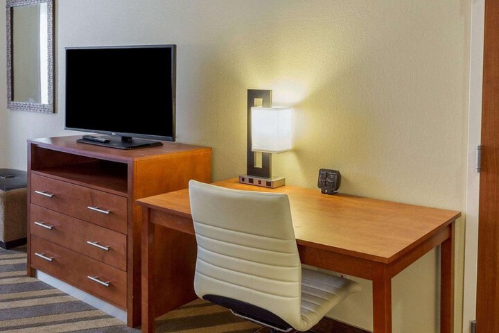 Comfort Suites near Tanger Outlet Mall