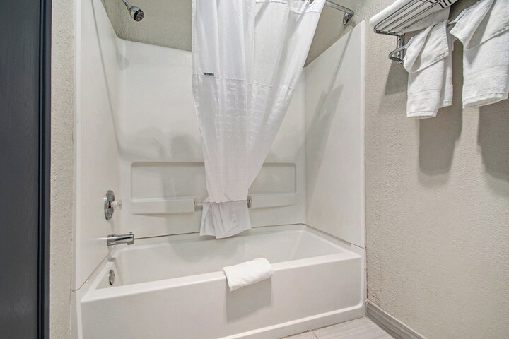 Days Inn & Suites by Wyndham Mt. Pleasant