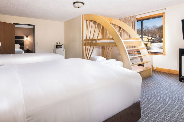 Natura Vue Resort & Boathouse
