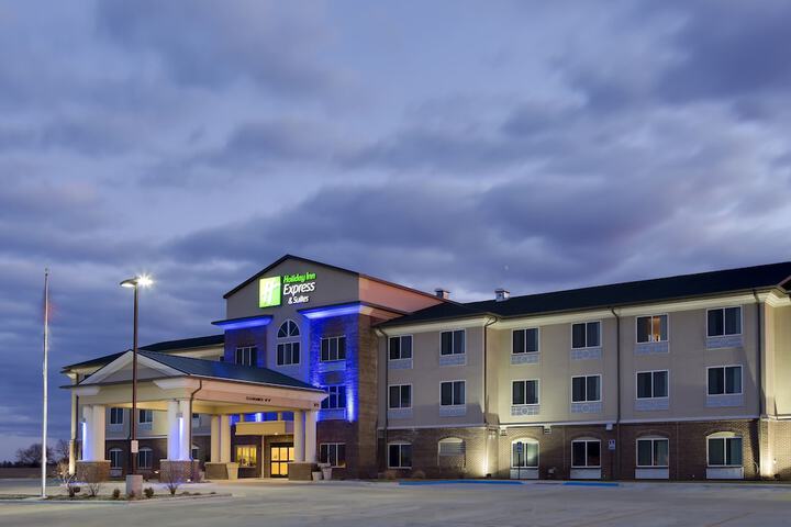 Holiday Inn Express & Suites Nevada by IHG