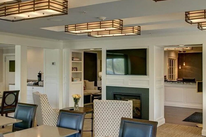 Lounge 21 of 23