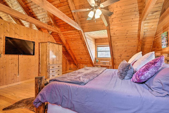 Luxe Dog-friendly Cabin w / Hot Tub & Game Room