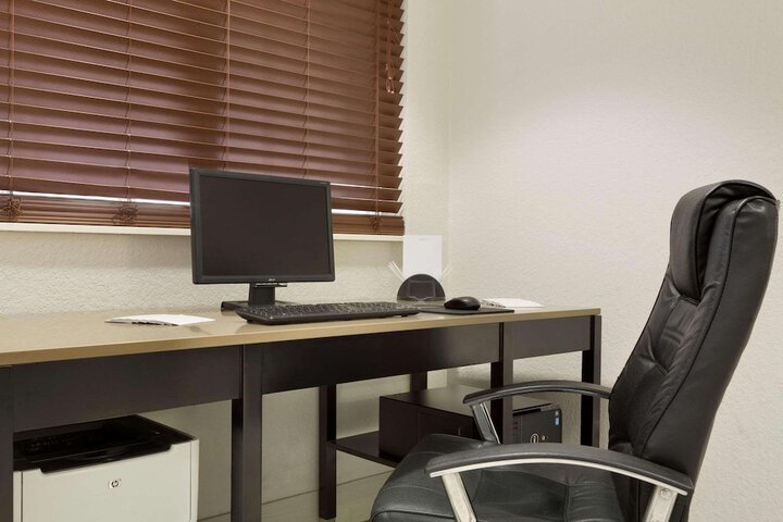 Business Center 32 of 34