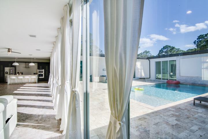 6BR Sleeps 15 Pool BBQ Firepit Games Stables More!