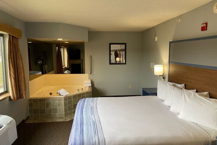 Room 28 of 32