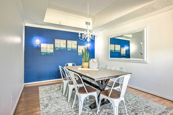 Beautiful Montgomery Home w / Lakefront Deck!