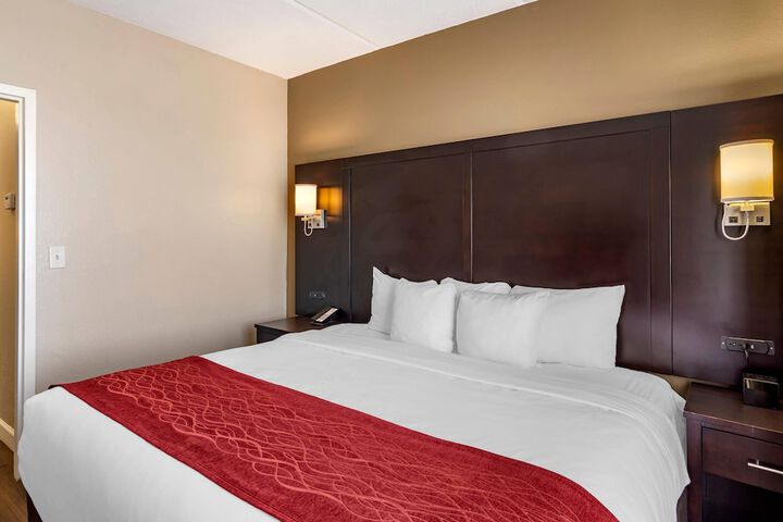 Comfort Inn & Suites near Six Flags