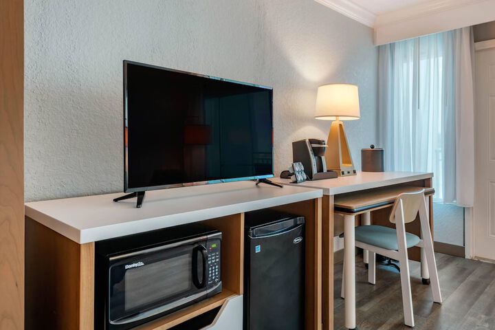 Dolphin Sands Clearwater Beach an Ascend Collection Hotel
