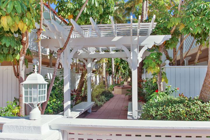 Tortuga Inn Beach Resort