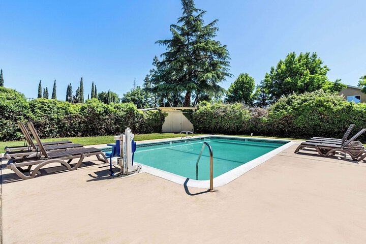 Pool 4 of 33
