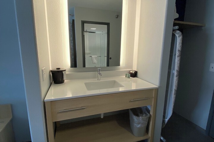 Room 27 of 35
