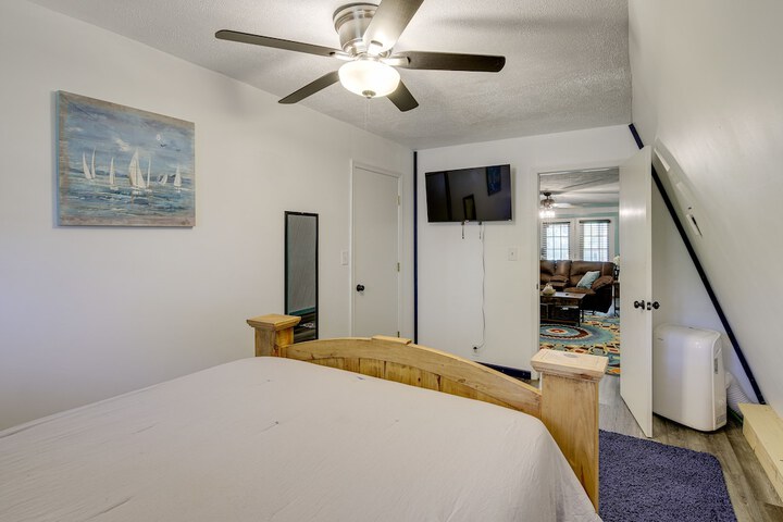 emerald Cove Chalet on Douglas Lake w / Hot Tub!