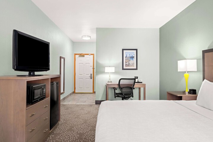 La Quinta Inn & Suites by Wyndham Newport