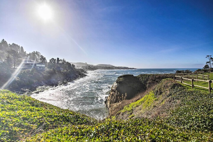 Idyllic Coastal Haven - Whale Watch in Depoe Bay!