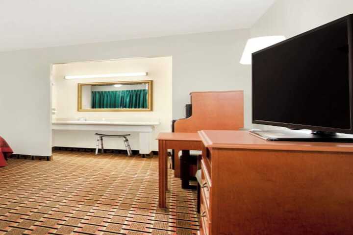 Room 5 of 17