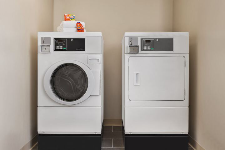 Holiday Inn Express & Suites Akron Regional Airport Area by IHG