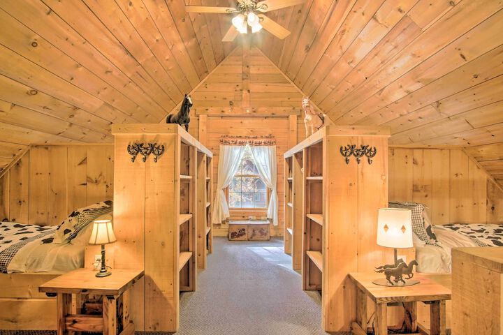 Rustic Rothbury Cabin w / Resort Amenity Access!