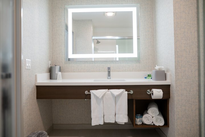 Holiday Inn Express & Suites Lake Forest by IHG