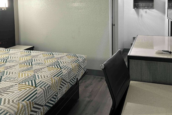 Room 17 of 37