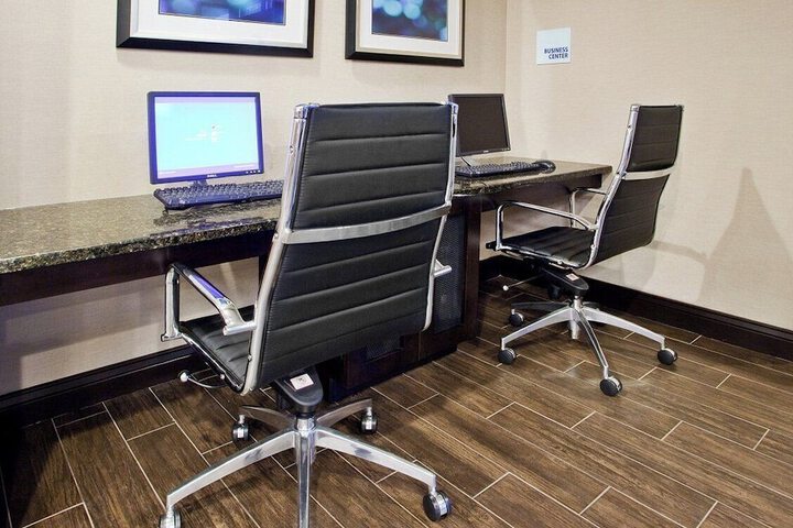 Holiday Inn Express & Suites Buford NE - Lake Lanier by IHG