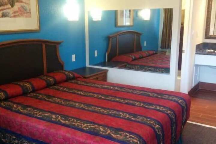 Room 6 of 8