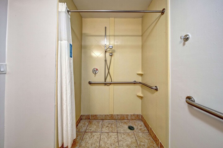 Room 12 of 38