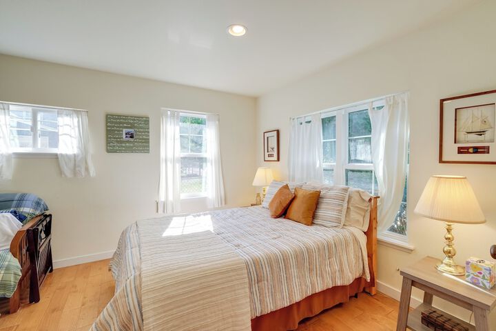 Charming Indianola Home: Walk to Town!
