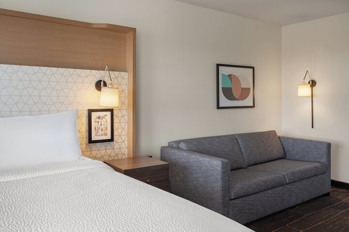 Holiday Inn & Suites Detroit - Troy by IHG