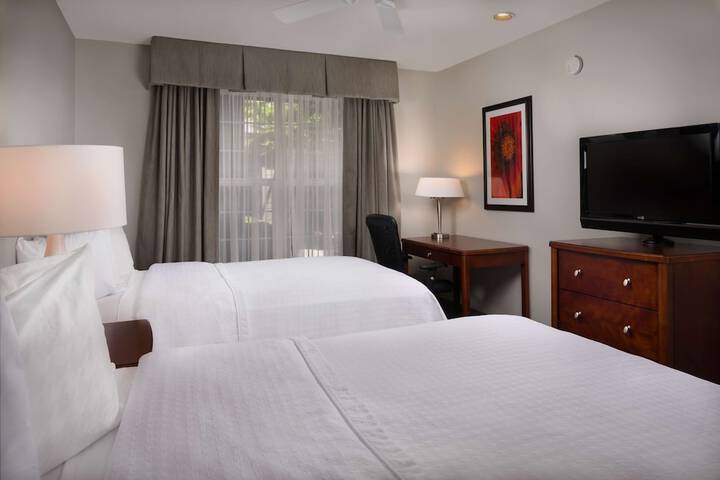 Room 32 of 46