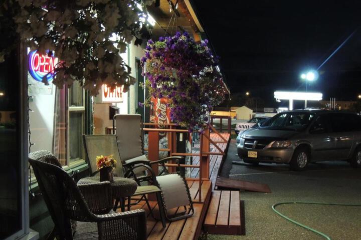 100 Mile Motel & RV Park
