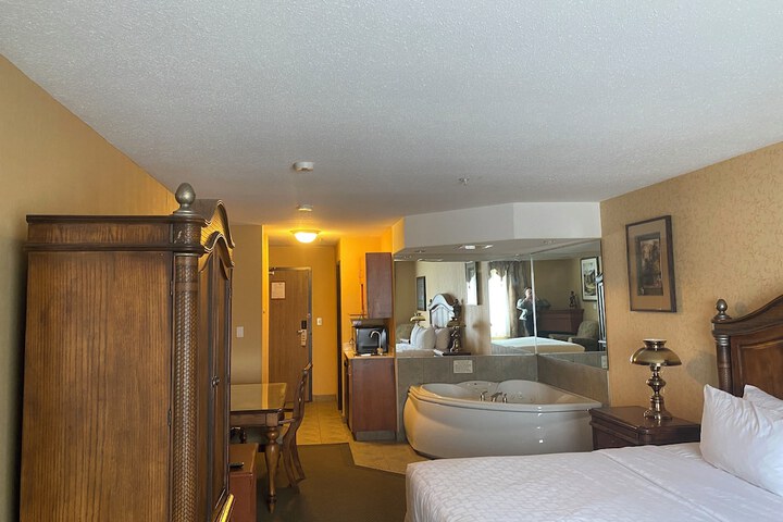 Merit Hotel & Suites