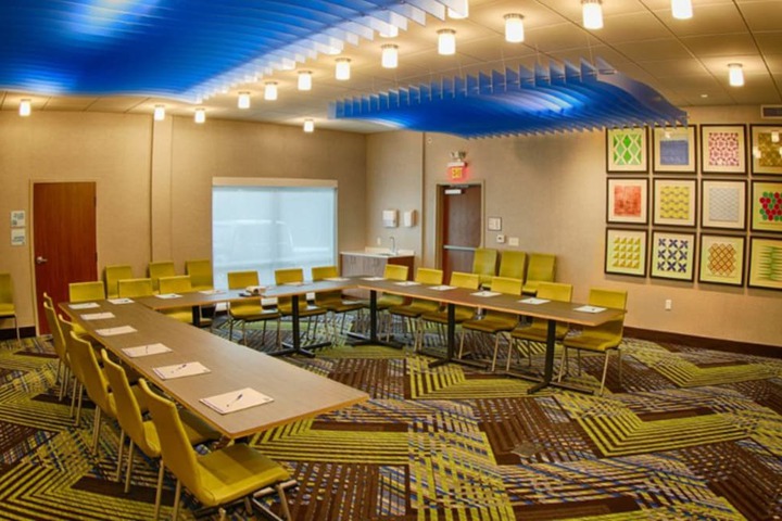 Holiday Inn Express & Suites Detroit North - Roseville by IHG