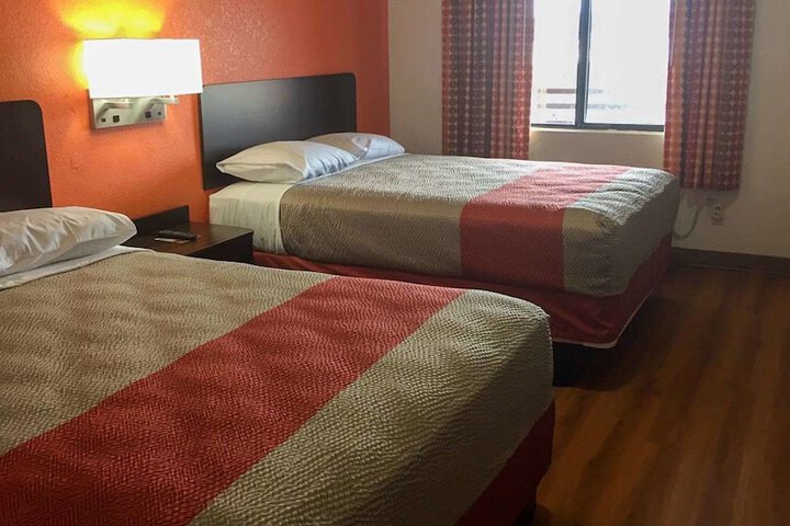 Room 8 of 10
