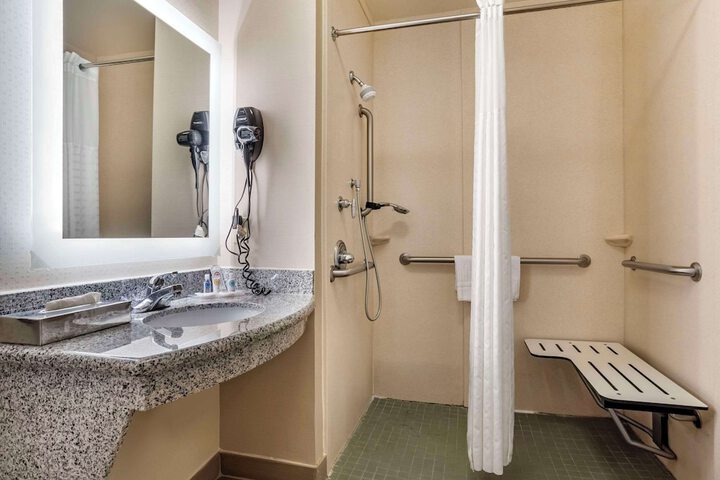 Comfort Suites Flowood - Jackson Airport (must meet transportation requirement)