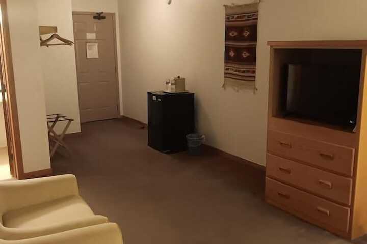 Room 27 of 38
