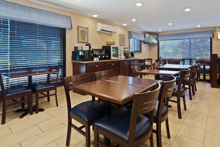 Dining 10 of 15