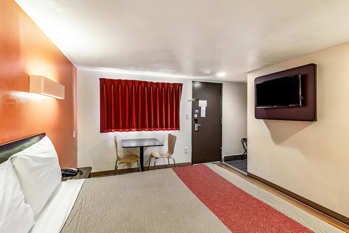 Room 13 of 32