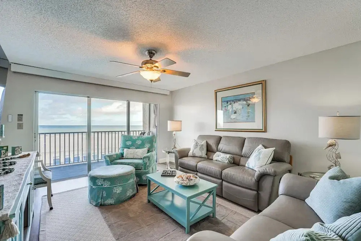 Beachfront Redington Shores Condo w / Pool!