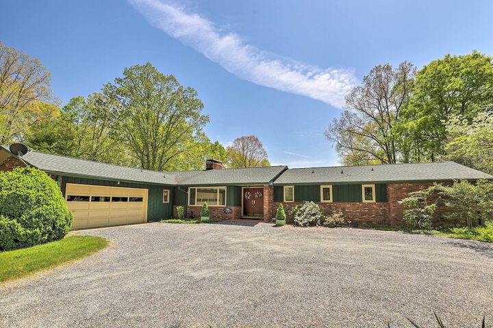 Stunning Fletcher Home: Hot Tub + Fire Pit!