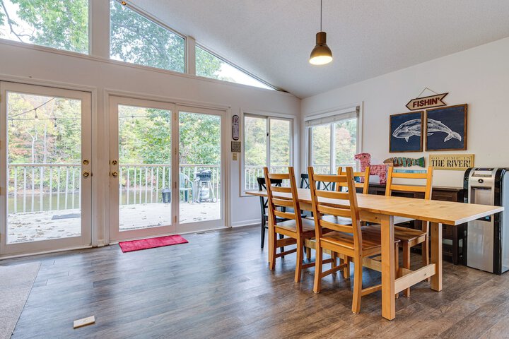 Riverfront Brookston Retreat w / Deck & River Tubes