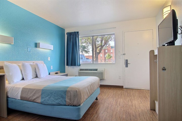Room 28 of 33