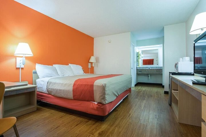 Room 7 of 8
