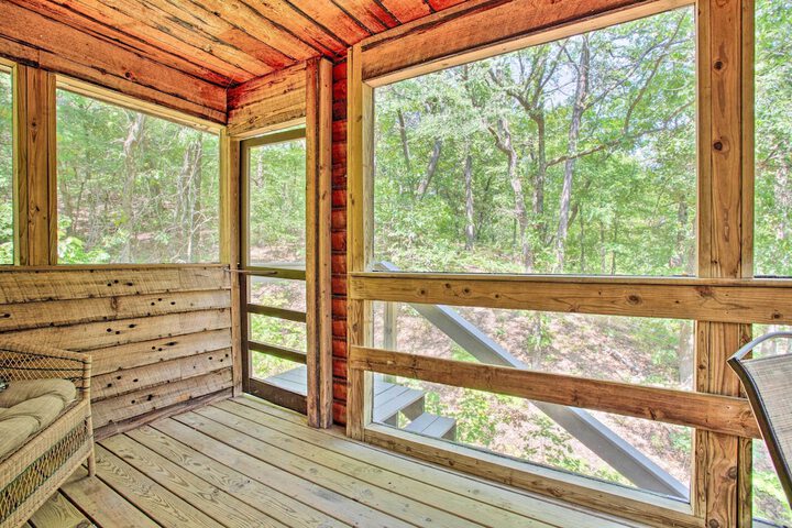 Bright Davis Escape w / Screened-in Porch!