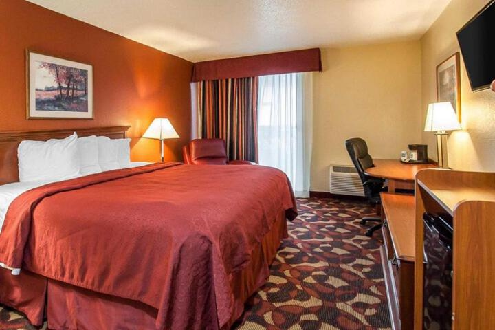 Quality Inn & Suites Kansas City I-435n Near Sports Complex