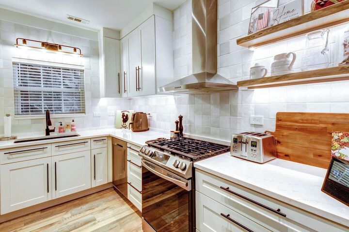Modern Condo + Golf Course View Near Hiking!