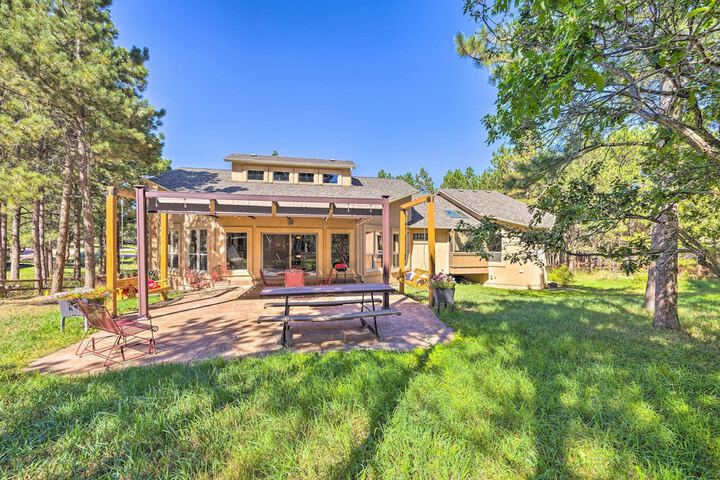 Serene Monument Sanctuary w / Patio & Fire Pit!