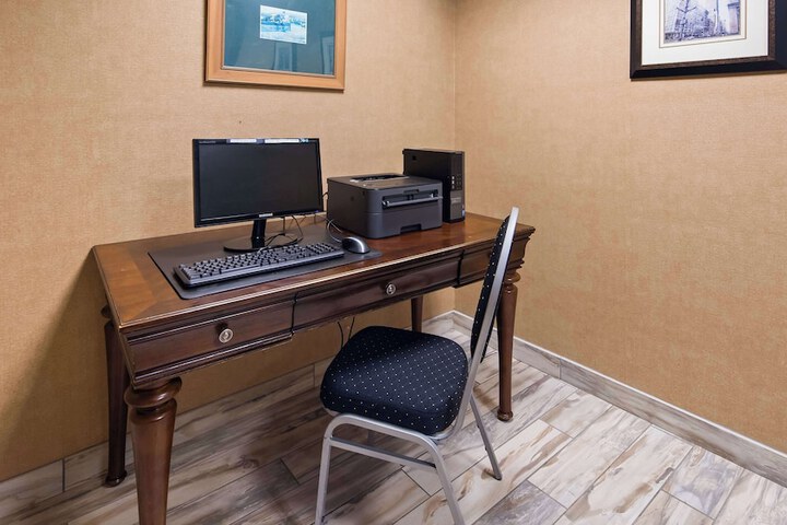 Business Center 25 of 25
