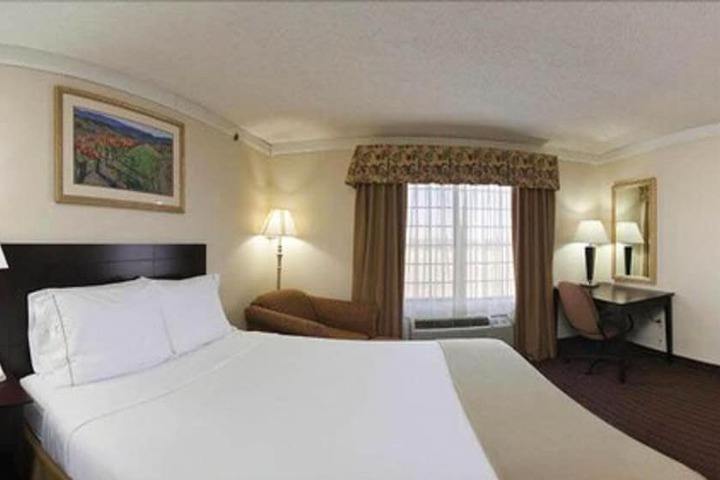 Holiday Inn Express & Suites Plainview by IHG