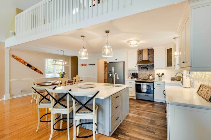 Lake Hartwell Home w / Private Dock & Hot Tub!